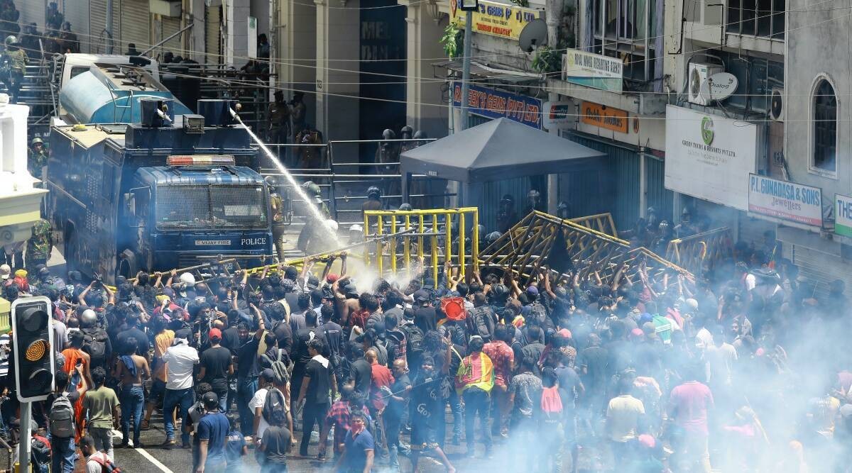 Cảnh sát sử dụng súng nước và hơi cay để giải tán những người biểu tình ở Colombo. (AP)