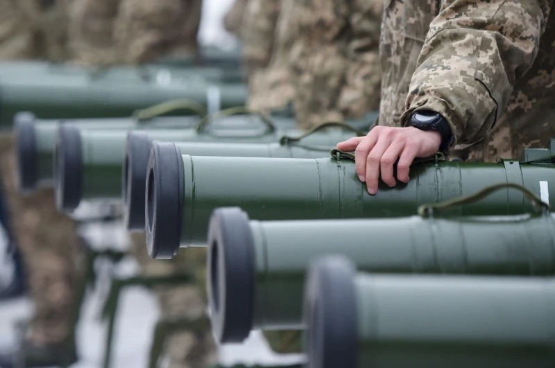 Lo vũ khí gửi đến Ukraine bị tuồn ra 'chợ đen', NATO-EU tìm cách giám sát 'tung tích' các khí tài viện trợ cho Kiev. (Nguồn: AFP)
