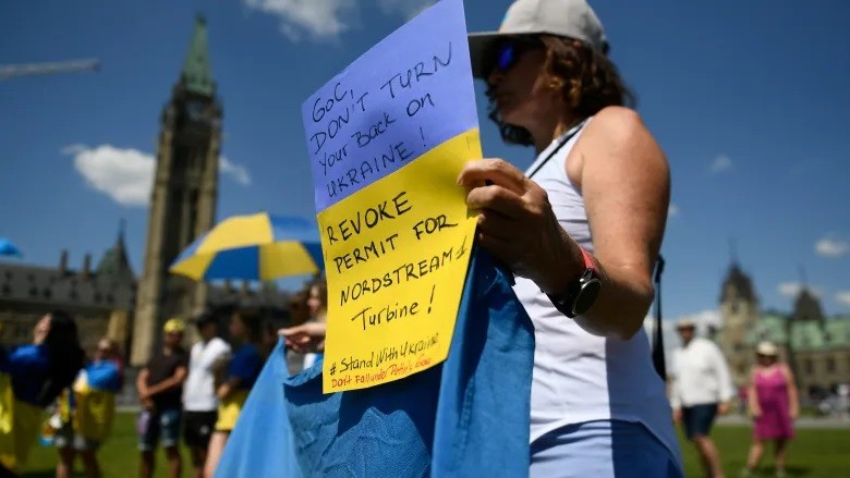 Vụ tuabin khí Dòng chảy phương Bắc 1: Người Canada biểu tình kêu gọi 'dũng cảm như Ukraine'. (Nguồn: The Canadian Press)