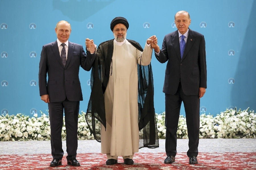 Tổng thống Nga Vladimir Putin, trái, Tổng thống Iran Ebrahim Raisi ở giữa và Tổng thống Thổ Nhĩ Kỳ Recep Tayyip Erdogan chụp ảnh chung tại cung điện Saadabad, ở Tehran, Iran, ngày 19 tháng 7 năm 2022. (Nguồn: AP)