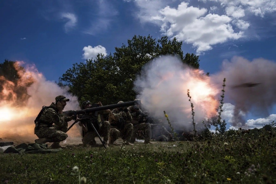 EU đổ thêm tiền mua vũ khí cho Kiev, Mỹ tính việc huấn luyện phi công Ukraine. (Nguồn: AP)