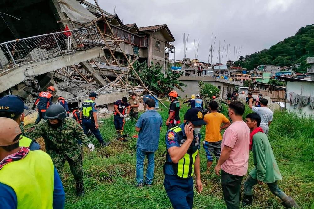 Bức ảnh tài liệu này được chụp từ trang Facebook của Sở cảnh sát thành phố La Trinidad cho thấy một đội cứu hộ tại địa điểm của một tòa nhà bị sập ở La Trinidad, thuộc tỉnh Benguet vào ngày 27 tháng 7 năm 2022, sau khi một trận động đất 7,0 độ Richter tấn công miền bắc Philippines . AFPPIX