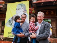 Hà Nội: Đại sứ Mỹ dẫn hai con đến chùa Kim Liên làm lễ Vu Lan