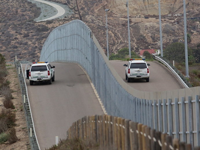 Mỹ bắt đầu xây dựng bức tường biên giới với Mexico