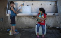 Gần nửa số trường học trên thế giới thiếu nước uống sạch, nhà vệ sinh
