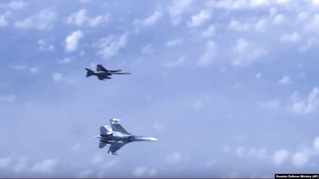 NATO: Su-27 hộ tống chuyên cơ của Bộ trưởng Quốc phòng Nga là hành động 'không an toàn'