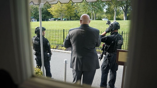 NÓNG! Nổ súng ngay bên ngoài Nhà Trắng, mật vụ Mỹ vội vàng hộ tống ông Trump rời họp báo