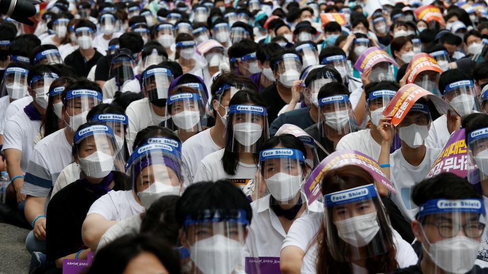 Hàn Quốc bùng nổ số ca nhiễm Covid-19 mới, tăng cường giãn cách xã hội