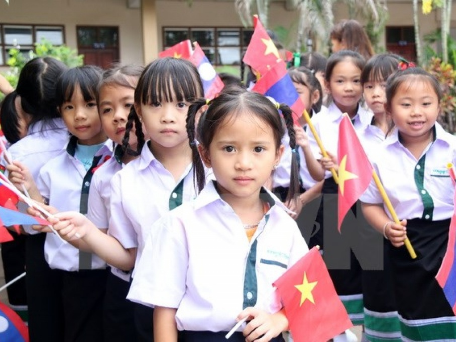 Học sinh Trường song ngữ Lào - Việt Nguyễn Du vào năm học mới