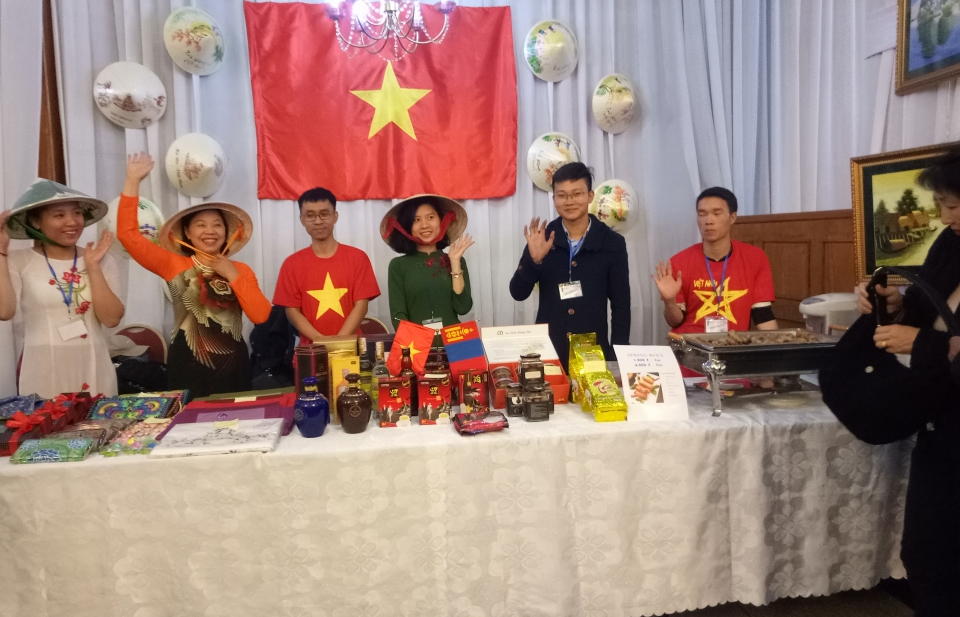 ​Đại sứ quán Việt Nam tại Mông Cổ tham gia hội chợ từ thiện