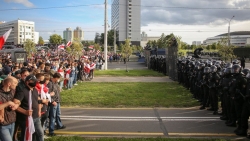 Tình hình Belarus: Đoàn biểu tình khổng lồ dựng rào chắn ở Thủ đô, tiến về khu vực có dinh thự của Tổng thống Lukashenko