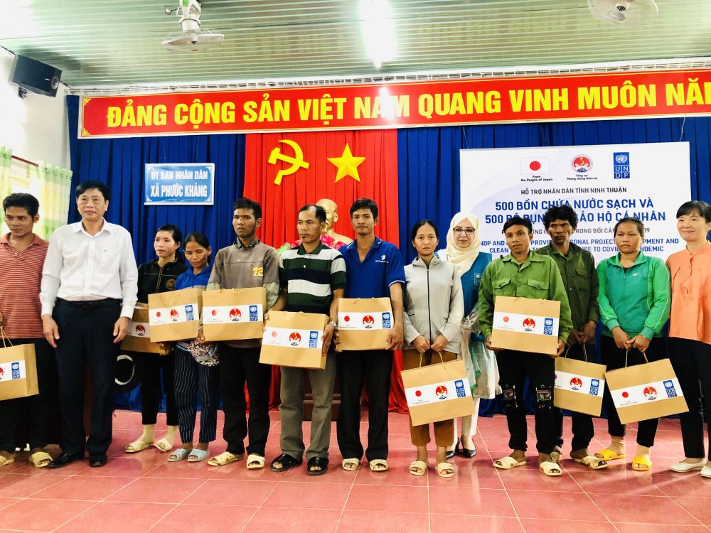 Ninh Thuận: 500 hộ nghèo nhận các thiết bị cơ bản hỗ trợ phòng chống Covid-19