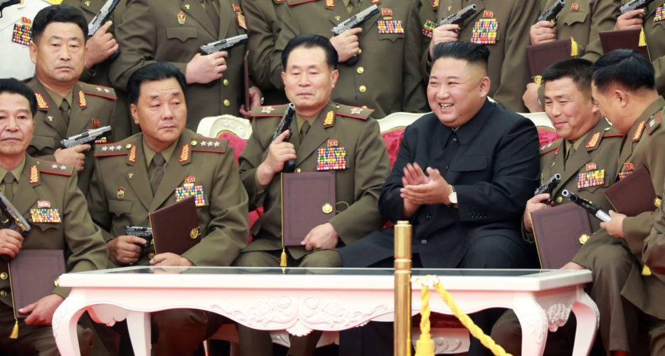 Nhà lãnh đạo Triều Tiên tặng súng ngắn cho 'thế hệ lãnh đạo quân đội mới' của Triều Tiên vào ngày 27/7/2020. (Nguồn: Rodong Sinmun)