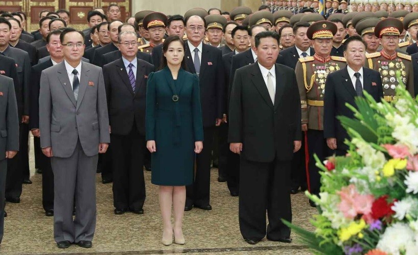 Vợ chồng nhà lãnh đạo Triều Tiên sánh vai xuất hiện trước công chúng