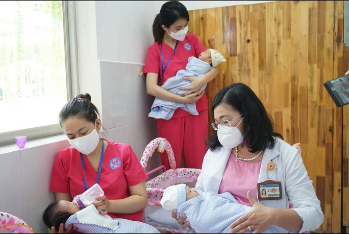 Hàng chục nghìn trẻ em Việt Nam là F0: Cần làm gì cho trẻ trong đại dịch? (Nguồn: NLDO)