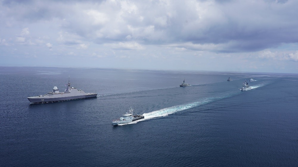 Singapore-Malaysia đổ bộ tàu khu trục, trực thăng săn ngầm và loạt khí tài tập trận ở Eo biển Malaca. (Nguồn: Hải quân Hoàng gia Malaysia)