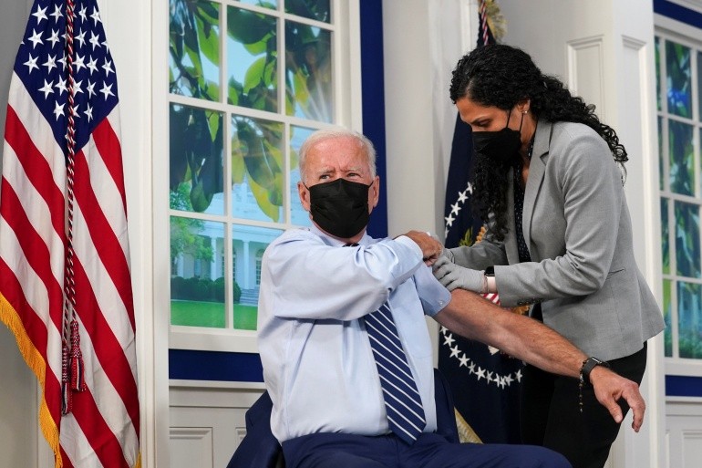 Covid-19 ở Mỹ: Tổng thống Biden tiêm mũi vaccine thứ 3, quan chức Bộ Ngoại giao từng dự Đại hội đồng LHQ nhiễm bệnh. (Nguồn: Reuters)