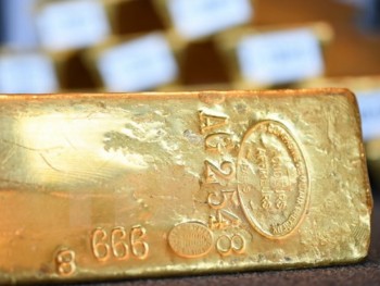 Giá vàng thế giới đi xuống trước sự mạnh lên của đồng USD