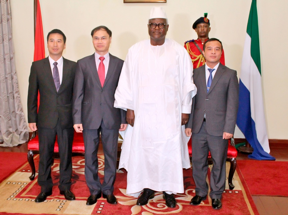 Đại sứ Việt Nam tại Nigeria kiêm nhiệm Sierra Leone trình Ủy nhiệm thư