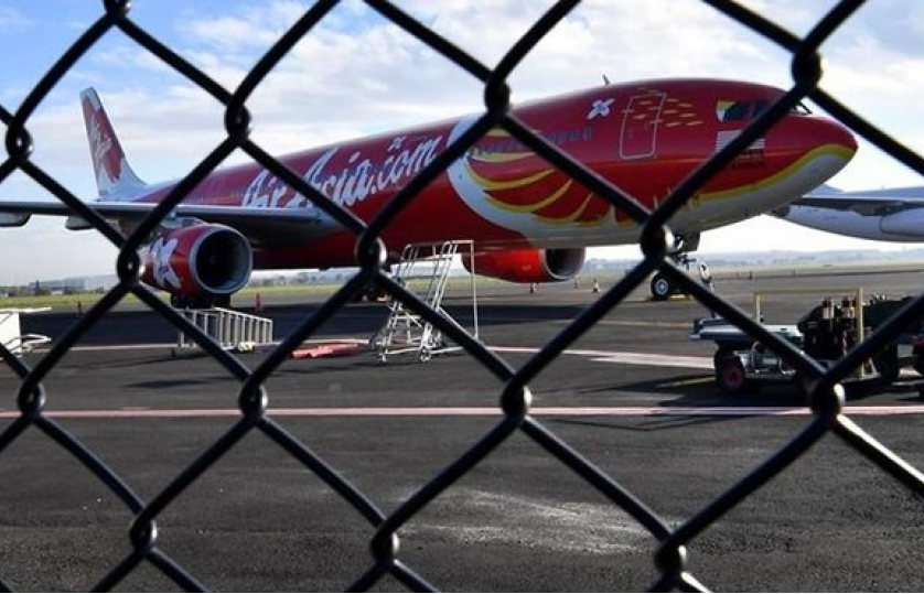 Máy bay của AirAsia hạ cánh khẩn cấp, hành khách hoảng loạn