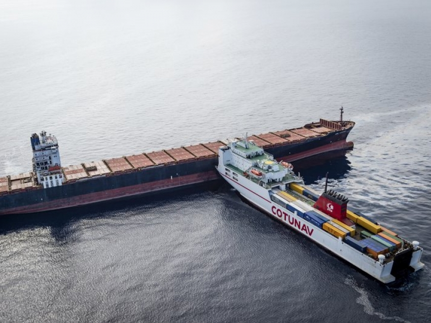 Pháp: Tàu đâm nhau làm 600 tấn dầu tràn ra biển Địa Trung Hải