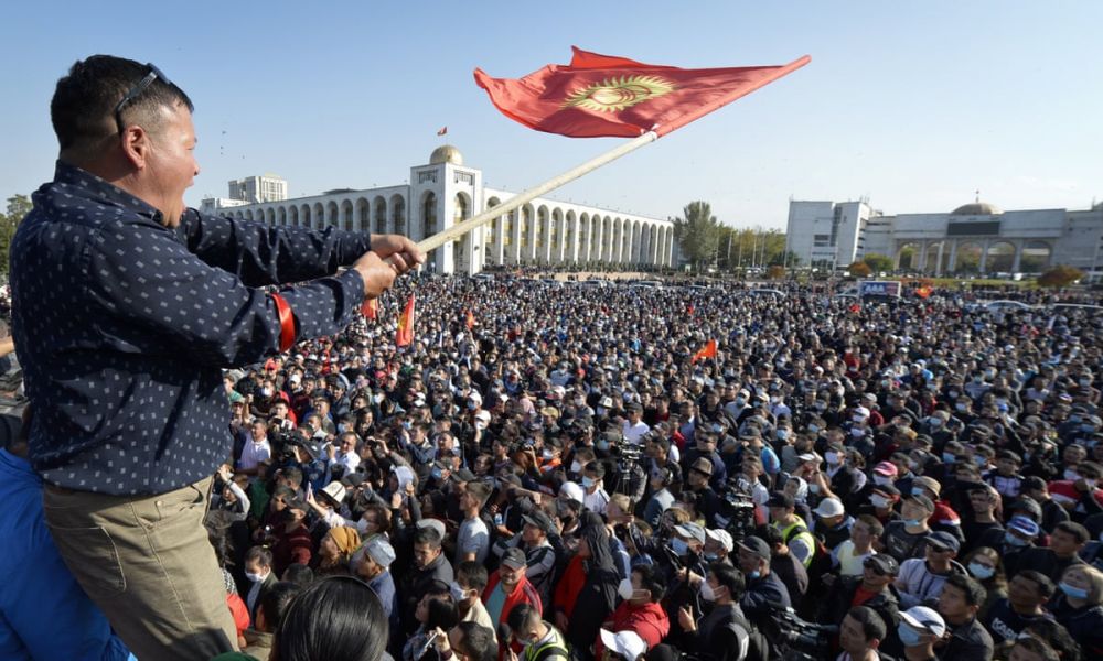 Biểu tình ở Kyrgyzstan: Chiếm giữ nhà Quốc hội và quảng trường trung tâm, phóng thích cựu Tổng thống Atambayev