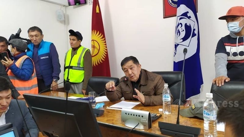 Biểu tình ở Kyrgyzstan: Bạo loạn ở thủ đô, người biểu tình chỉ định thị trưởng mới, phe đối lập tiếp quản Bộ Nội vụ