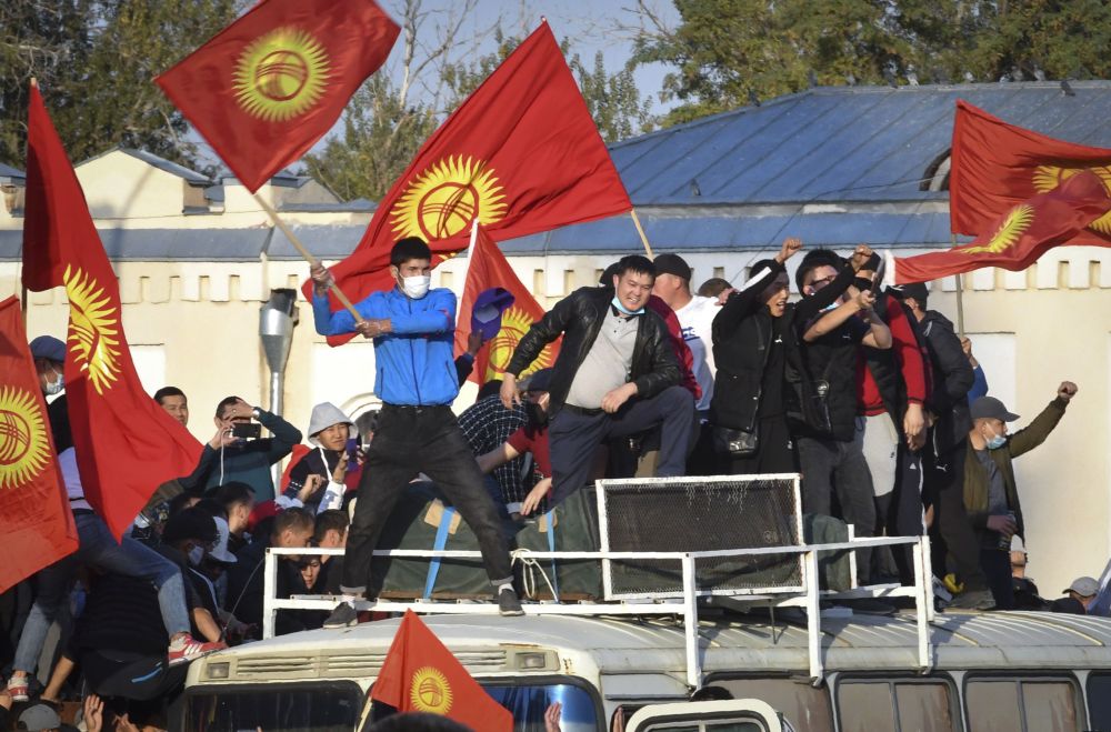 Biểu tình ở Kyrgyzstan: Căn cứ không quân Nga cảnh giác cao, Mỹ lần đầu lên tiếng