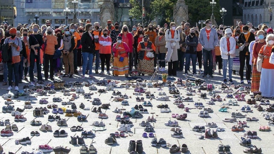 Nhiều người tập trung bên ngoài quốc hội ở Ottawa xung quanh những đôi giày tôn vinh những trẻ em bản địa mất tích và đã qua đời trong Ngày Quốc gia vì Sự thật và Hòa giải đầu tiên của Canada. (Nguồn: AFP)