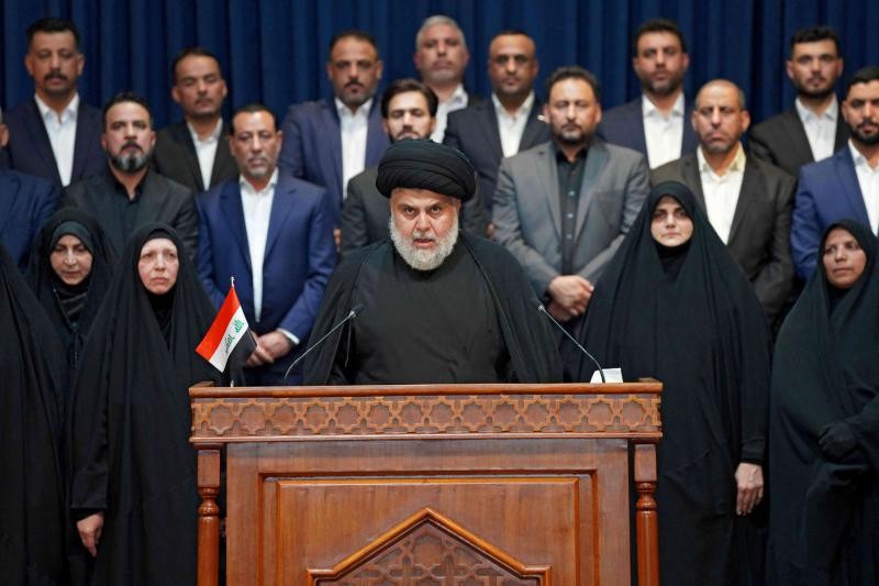 Giáo sĩ người Iraq Moqtada Sadr có bài phát biểu tại Najaf, thành phố đền thờ Shia ở miền trung Iraq nơi ông cư trú, ngày 27 tháng 8 năm 2021. (AFP)