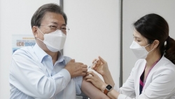 Tổng thống và phu nhân Hàn Quốc tiêm mũi bổ sung vaccine phòng Covid-19