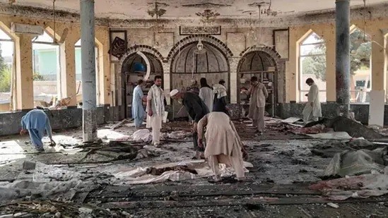 Hiện trường vụ nổ ở đền thờ Hồi giáo tại Afghanistan ngày 8/10. (Nguồn: Hindustan Times)