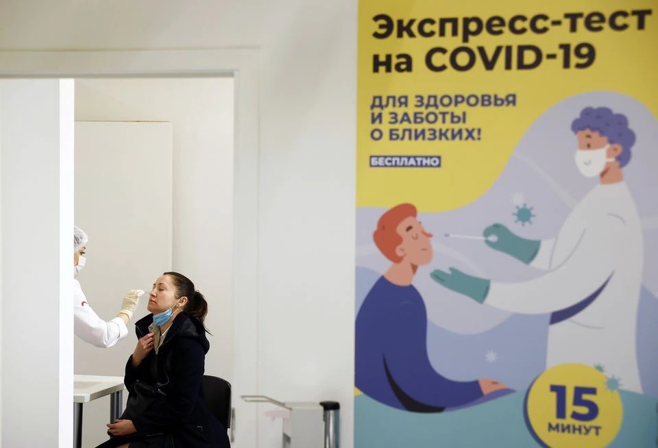 Một phụ nữ trải qua xét nghiệm nhanh kháng nguyên miễn phí do coronavirus (COVID-19) tại một trung tâm xét nghiệm ở Cửa hàng bách hóa ở Moscow, Nga, ngày 18/10. (Nguồn: Reuters)