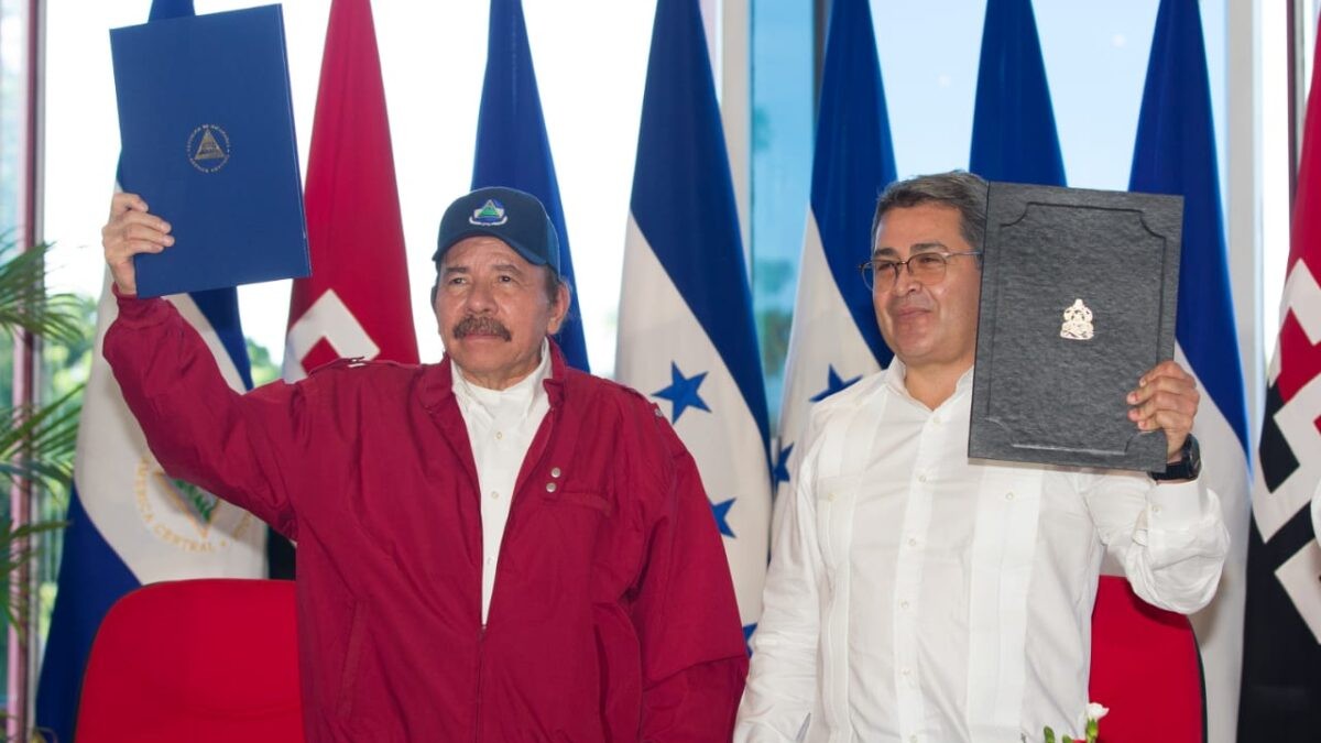 Tổng thống Honduras Juan Orlando Hernández (phải) và người đồng cấp Nicaragua Daniel Ortega công bố hiệp ước phân định ranh giới trên biển ngày 27/10. (Nguồn: Canal2tv)