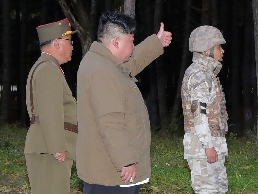 Triều Tiên bất ngờ thông báo phóng 2 tên lửa hành trình tầm xa, tuyên bố là 'lời cảnh báo tới các kẻ thù'. (Nguồn: AP)