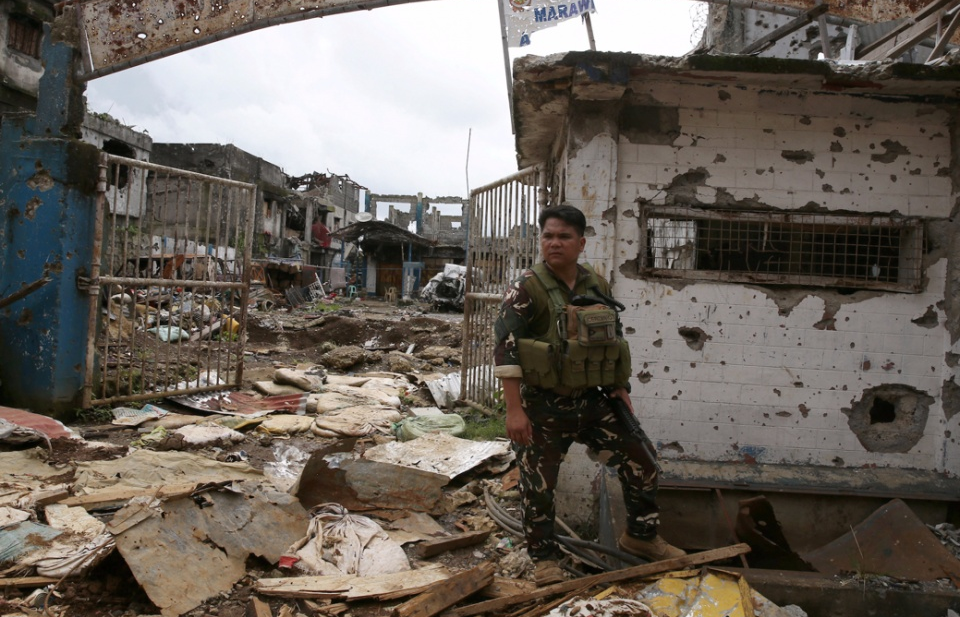 Quân đội Philippines đụng độ với tàn quân IS