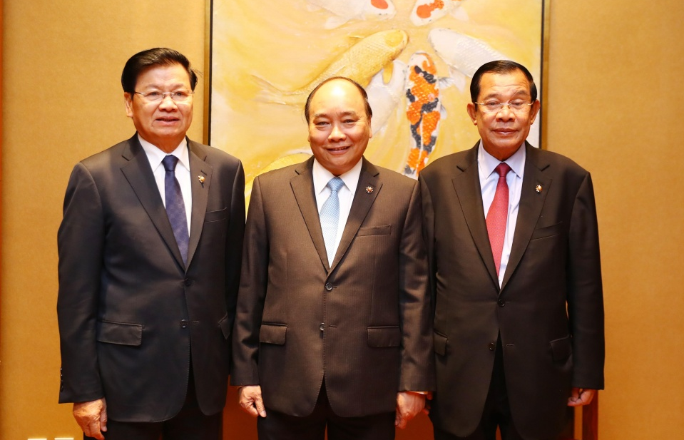 Thủ tướng làm việc với Thủ tướng Lào và Campuchia bên lề ASEAN-31