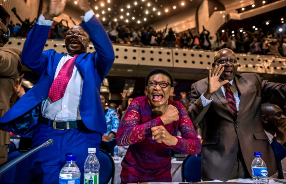 Nhiều nước coi việc Tổng thống Zimbabwe từ chức là bước ngoặt lịch sử