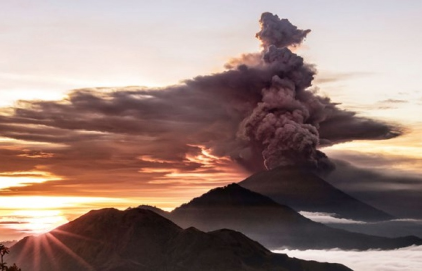 Indonesia nâng cảnh báo núi lửa Agung, yêu cầu người dân sơ tán