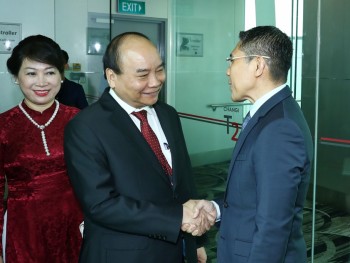 Thủ tướng Nguyễn Xuân Phúc đến Singapore, bắt đầu chuyến tham dự Hội nghị Cấp cao ASEAN 33