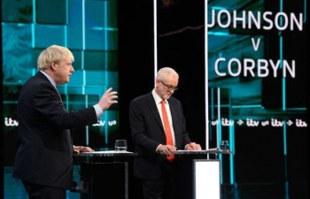 Thủ tướng Anh và đối thủ lần đầu tranh luận trực tiếp trên truyền hình 