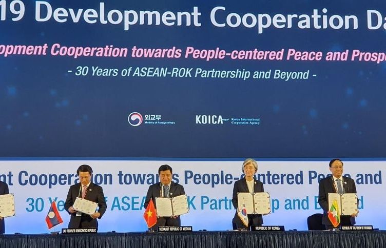 Hàn Quốc và 5 nước thành viên ASEAN ký Bản ghi nhớ về hỗ trợ phát triển