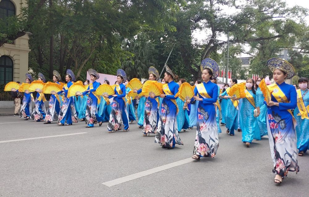 Hà Nội tôn vinh tà áo dài truyền thống trong 'Hương sắc Tràng An'