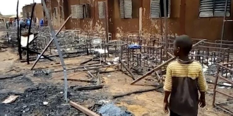 Thảm kịch báo động: Trường học dựng bằng gỗ và rơm bốc cháy ở Niger, ít nhất 26 trẻ nhỏ 5-6 tuổi tử vong. (Nguồn: See News)