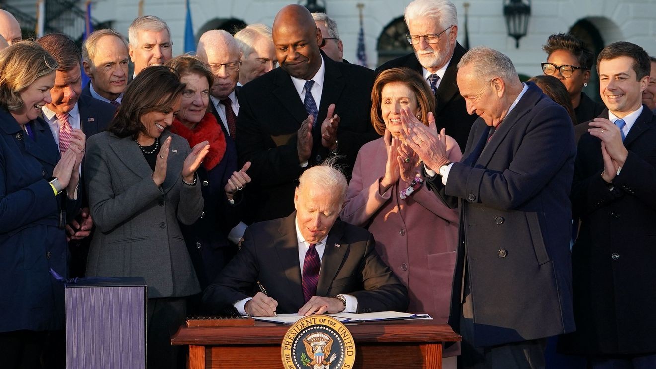 Tổng thống Biden với thành tựu quan trọng: Khai sinh luật trị giá lớn nhất trong hơn nửa thế kỷ