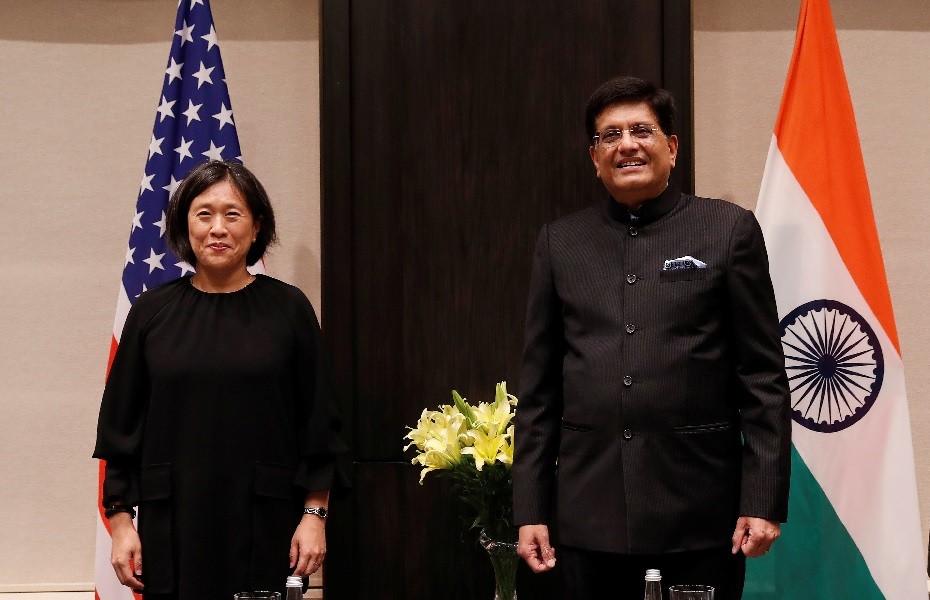 Trưởng Đại diện Thương mại Mỹ Katherine Tai (trái) và  Bộ trưởng Thương mại và Công nghiệp Ấn Độ, Piyush Goyal tại Ấn Độ ngày 22/11. (Nguồn: Reuters)