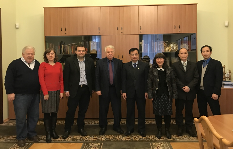 Đại sứ Nguyễn Anh Tuấn thăm Viện Ngữ văn trường Đại học quốc gia Kiev
