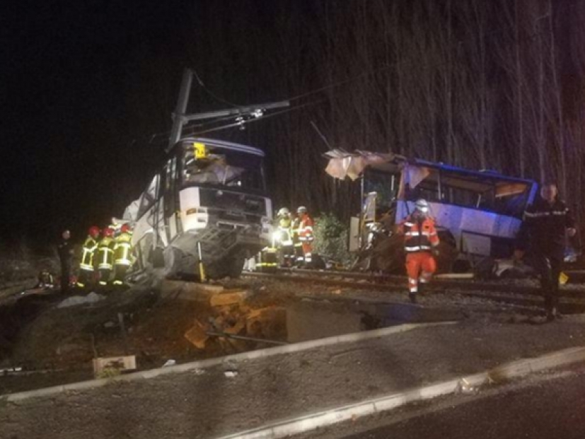 Pháp: Xe bus chở học sinh đâm vào tàu hỏa, 23 người thương vong