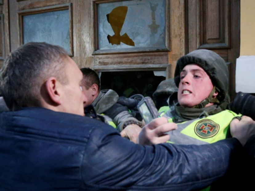 Biểu tình bùng phát thành bạo lực dữ dội ở thủ đô Ukraine