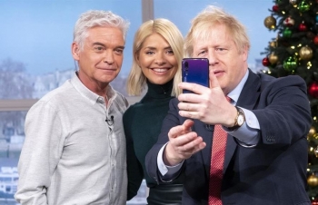 Sau tất cả, Thủ tướng Anh lại sử dụng ngay điện thoại Huawei để 'selfie'